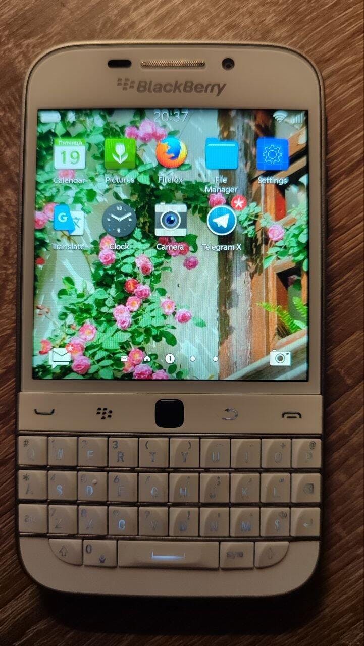BlackBerry Classic Q20 | Iconic Keyboard Smartphone – Y2KPHONES