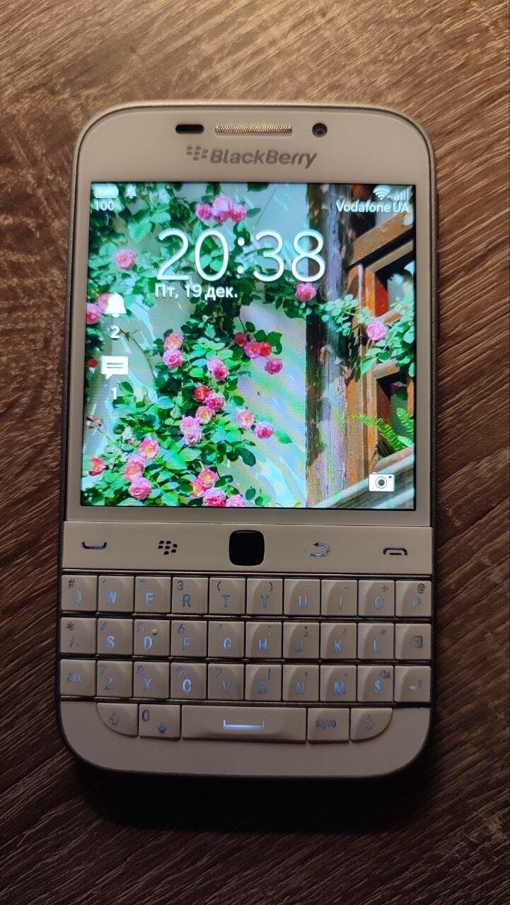 BlackBerry Classic Q20 | Iconic Keyboard Smartphone – Y2KPHONES