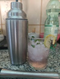 YARRAMATE 8-Pcs 24 oz Cocktail Shaker Set with Built-in Strainer - Premium Vacuum Insulated Stainless Steel Martini Shaker Kit