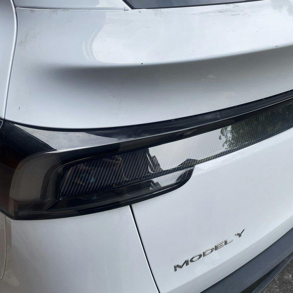 Tesla Model Y Juniper 2025+ Carbon Fiber Lower Taillight Overlay
