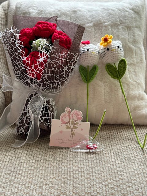 YSHomy Crochet Red Rose Bouquet with Dark Linen Wrapping