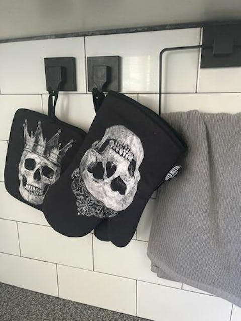 King & Queen Black Skull Oven Mitts And Potholder Set