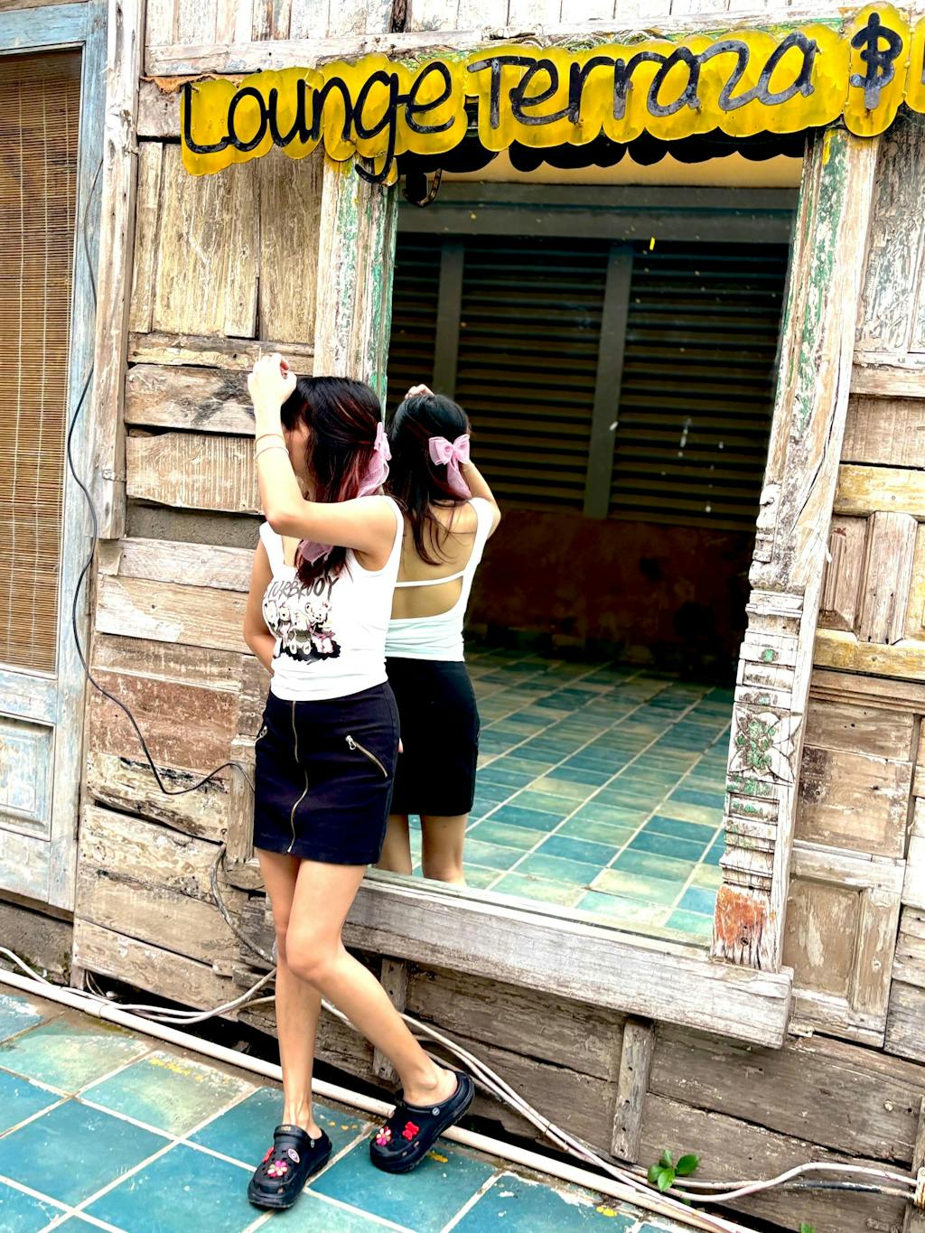 STURTBOY Bear Cartoon Graphic Cropped T-Shirt – Trendy & Fun