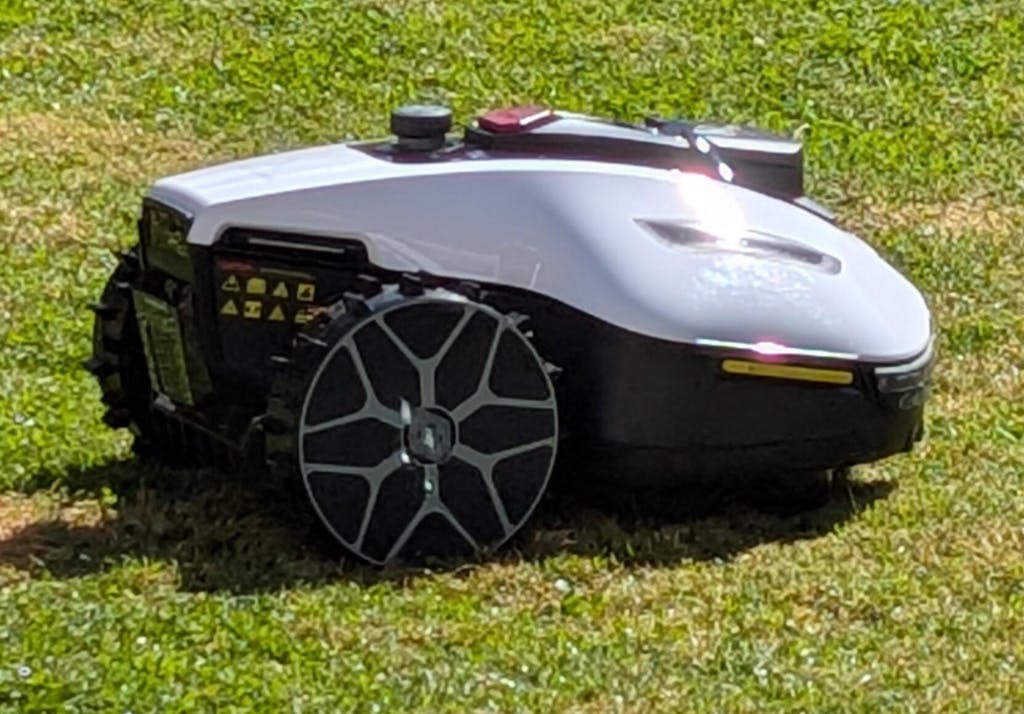 Mammotion Yuka mini Mähroboter Radabdeckung silber